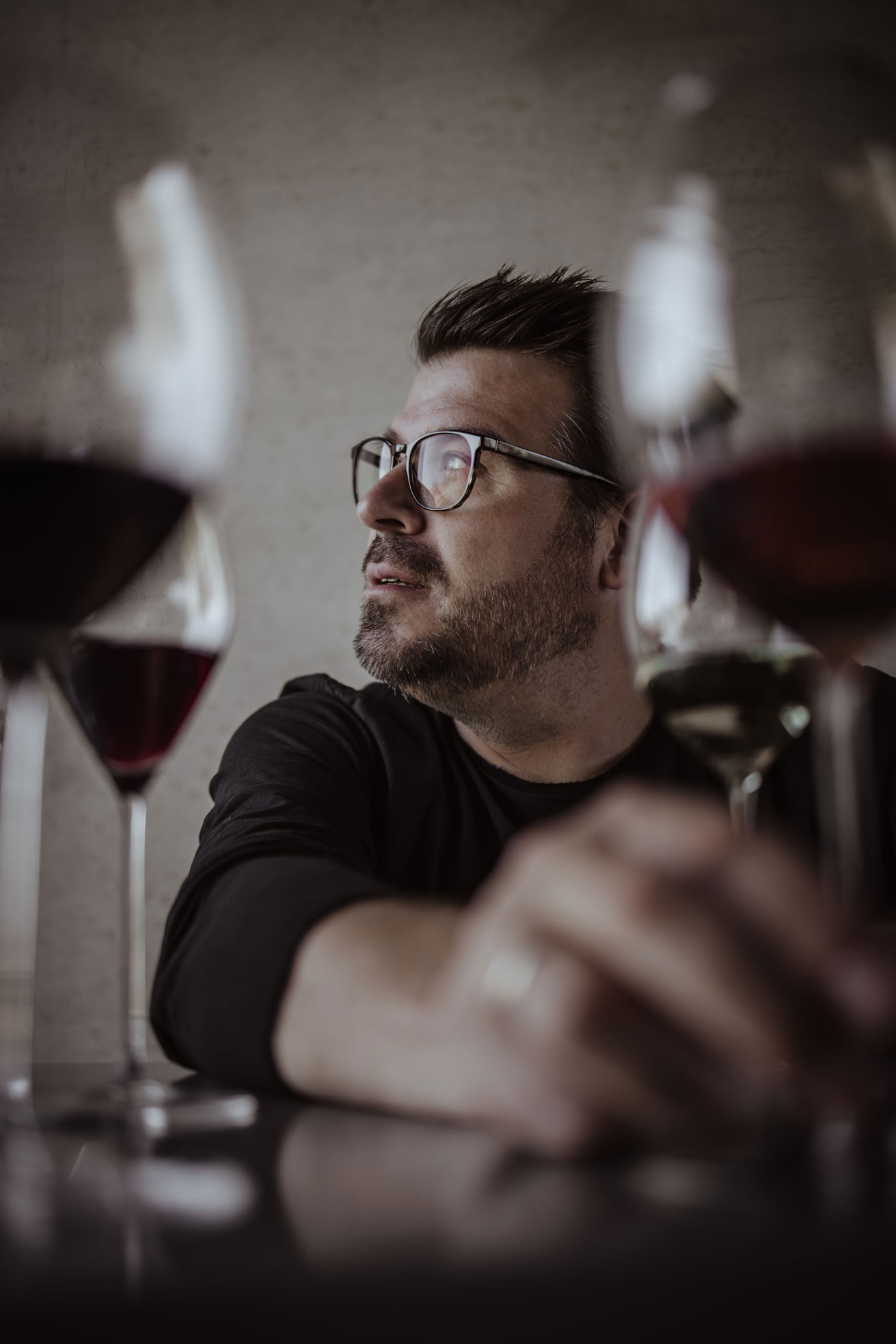 Hannes Reeh mit Weingäsern